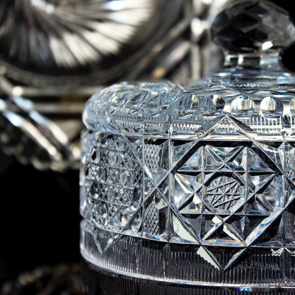 Vintage Crystal Butter Dish With Lid & Intricate Starburst Pattern - Picture 4 of 10